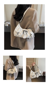 Vues détaillées d'un sac Hobo blanc brillant avec des sangles noires et boucles