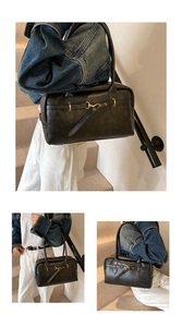 Détail du sac vintage noir avec mors doré et texture en cuir mat pour un look classique