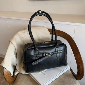Sac Boston vintage noir en similicuir mat avec boucles dorées et bandoulière longue