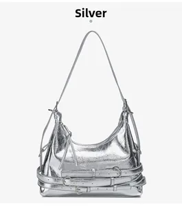 Détail du sac à main en cuir argenté froissé avec sangles à œillets de style industriel