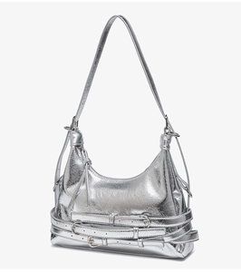 Détail du sac à bandoulière argenté avec boucles de ceinture et texture plissée