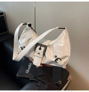 Détail du sac hobo blanc vintage avec grandes boucles en métal noir et cuir plissé
