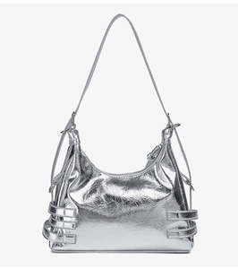 Détail d'un sac hobo argenté métallisé avec finition brillante et texture cuir plissé
