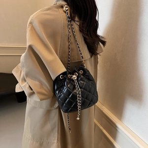 Women Quilted Bucket Bag PU Leather Chain Strap Drawstring Lattice Shoulder Bag Urban Minimalist Crossbody Purse