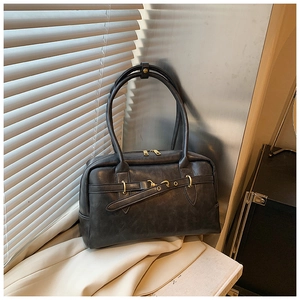 Vue détaillée du sac Boston noir vintage avec une finition mate et des anneaux dorés