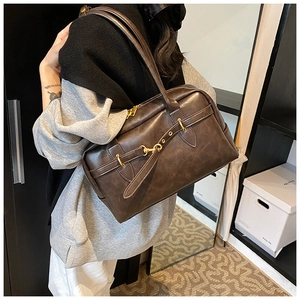 Sac Boston vintage marron avec texture cuir et boucles en métal doré vieilli