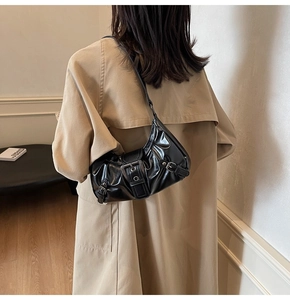 Gros plan d'un sac sous le bras en cuir noir vintage avec boucle métallique argentée