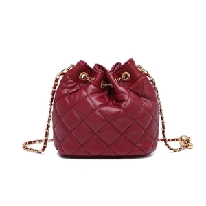 Sac seau en cuir bordeaux matelassé avec bandoulière chaîne dorée et cordon de serrage