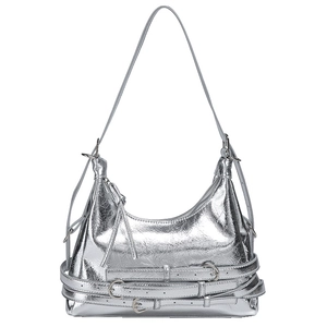 Sac bandoulière argenté Y2K avec texture plissée et sangles à boucles métalliques