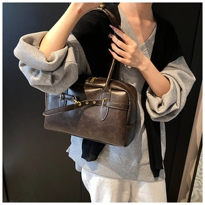Vue détaillée du sac Boston marron foncé vintage avec boucle et doubles poignées