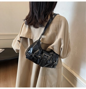 Détail du sac bandoulière vintage noir avec boucles et texture plissée