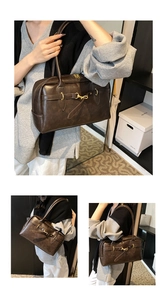 Trois vues montrant le sac Boston vintage en cuir marron foncé avec boucles dorées