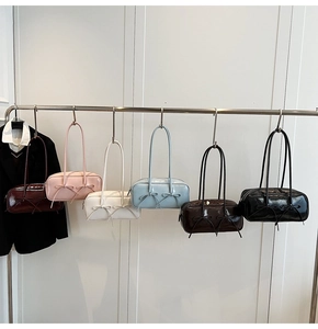 Série de sacs à bandoulière en cuir verni avec nœuds en bordeaux, rose, blanc et plus