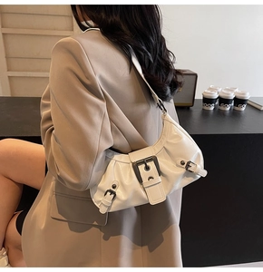 Détail du sac fourre-tout plissé blanc brillant avec boucles métalliques noires rétro