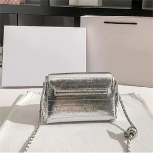 Dettaglio borsa a tracolla argento metallizzato con texture stropicciata e sfera regolabile