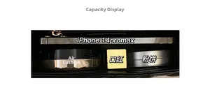 Intérieur de sac en cuir matelassé montrant la capacité pour iPhone et maquillage
