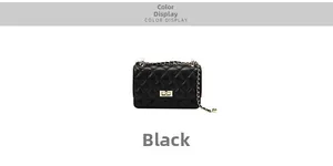 Détail du sac bandoulière matelassé noir avec fermoir doré et bandoulière en chaîne