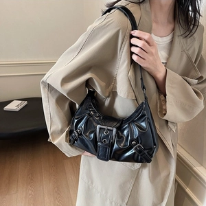 Sac hobo vintage en cuir plissé noir avec boucles argentées porté par un mannequin
