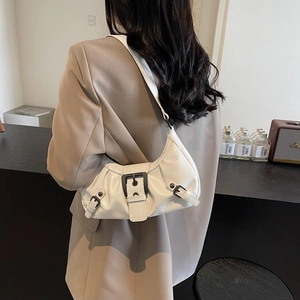Sac sous le bras rétro en cuir verni blanc avec boucles en métal et détails plissés