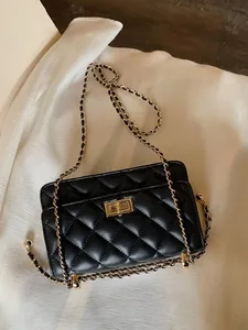 Détail d'un sac à main en cuir matelassé noir avec fermoir doré et bandoulière