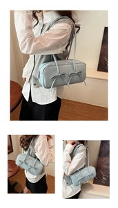 Gros plan du sac Boston bleu clair avec doubles nœuds dans un cadre de vie intérieur
