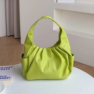 Sac nuage plissé vert vif avec texture en cuir souple et plis verticaux