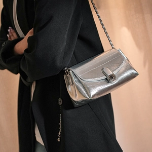 Borsa a tracolla argento con texture a coccodrillo, catena in metallo e patta
