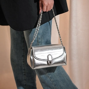 Borsa a tracolla argento metallizzato con catena intrecciata e chiusura a scatto in metallo