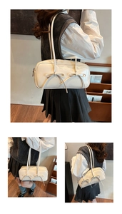Détail du sac Boston en cuir verni crème avec nœuds décoratifs et fini brillant