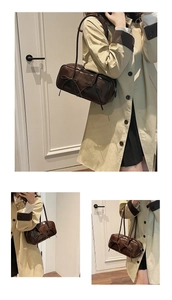 Vue détaillée du sac Boston marron foncé avec nœuds montrant la texture du cuir brillant