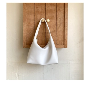 Minimalistische weiße Hobo-Umhängetasche mit Halbmondform und goldenem Reißverschluss
