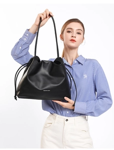 Detail einer minimalistischen schwarzen Leder-Beuteltasche mit Tunnelzug und Logo