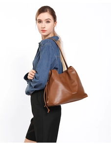 Detail einer braunen Kordelzug-Einkaufstasche mit Fashion & Bag Text an der Seite