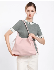 Detail der rosa matten Leder-Tragetasche mit Tunnelzug-Design und Fashion-Logo