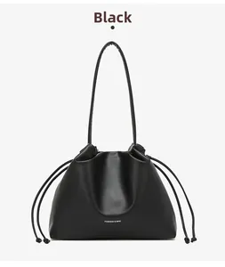 Detailansicht der schwarzen matten Leder-Beuteltasche mit weißer FASHION & BAG Aufschrift