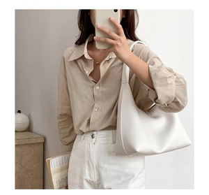 Minimalistische weiße Hobo-Tasche kombiniert mit einem schicken Smart-Casual-Outfit