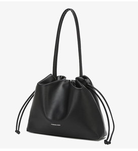 Detailansicht der schwarzen Tunnelzug-Beuteltasche aus Leder mit weißem Fashion-Aufdruck