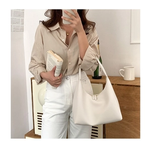 Detailansicht der weißen Hobo-Tasche aus weichem, mattem Leder im minimalistischen Design