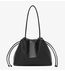 Minimalistische schwarze Kordelzug-Beuteltasche mit mattem Leder und langem Schultergurt