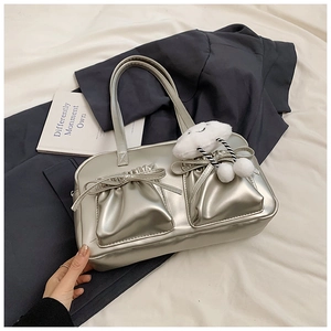 Silberne Handtasche im Metallic-Look mit Schleifendetails und weißem Wolkenanhänger