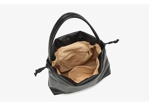 Detail der Bucket Bag Innenseite mit Reißverschlussfach und beigem Stofffutter