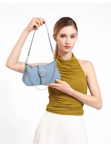 Détail du sac à main en denim bleu clair avec chaîne argentée et boucle métallique