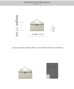 Detaillierte Maße der weißen Lederhandtasche mit Größenvergleich zu Mobilgeräten