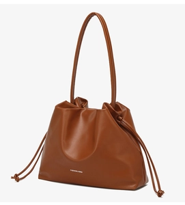 Detail der dunkelbraunen Kordelzug-Beuteltasche mit Falten und Fashion & Bag Schriftzug