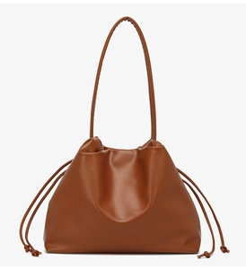 Details der braunen Beuteltasche mit Kordelzug aus weichem Leder-Material