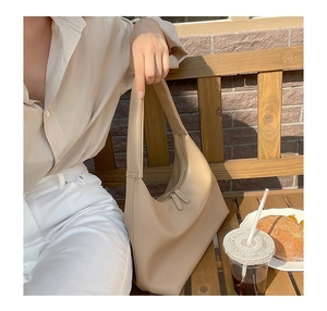 Detailansicht der minimalistischen Hobo-Tasche mit Reißverschluss und weicher Lederoptik