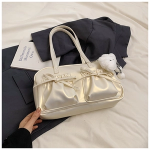 Detail einer cremefarbenen PU-Umhängetasche mit gerafften Taschen und Schleifen