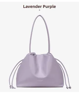 Detail der taro lila Beuteltasche mit Kordelzug, Faltenleder und modischem Logo