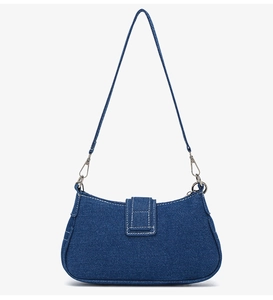 Détail du sac demi-lune en denim bleu marine avec surpiqûres et crochets en métal