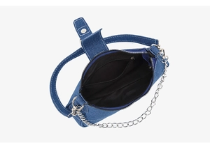 Vue intérieure du sac à bandoulière en denim bleu montrant la doublure noire et la poche
